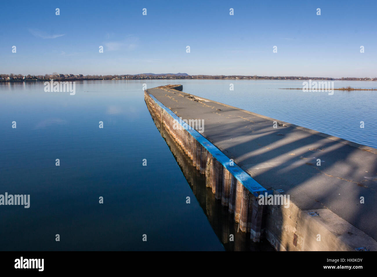 Molo di cemento su un lago Foto Stock