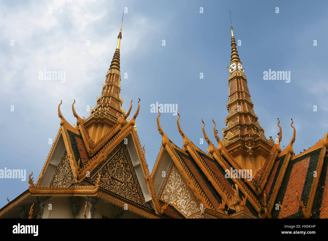 Le guglie del Trono Hall (Preah Timeang Tevea Vinicchay), Palazzo Reale di Phnom Penh, Cambogia Foto Stock