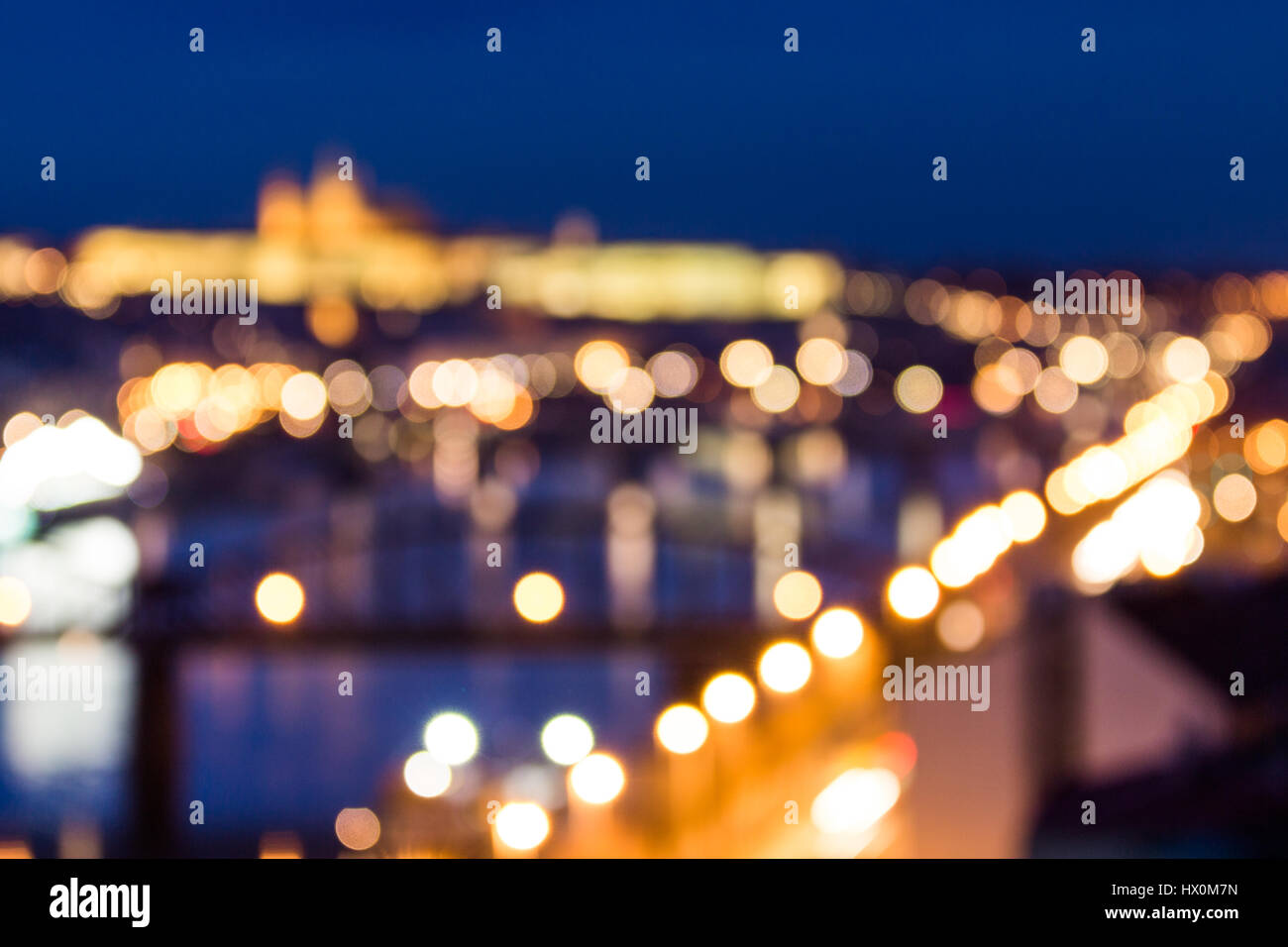 Defocalizzata bokeh di Praga e il fiume Moldava di Vysehrad - Romantica vista dopo il tramonto nebbioso con colore emotivo filtro - Capitale Europea della bohemian Foto Stock