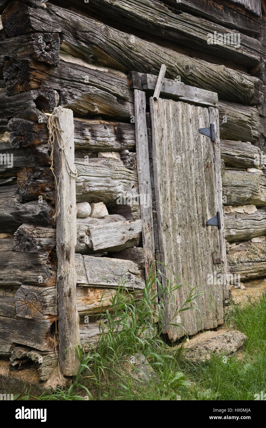 Vista parziale di un vecchio 1800s log squadrate capannone per il rimessaggio. Foto Stock