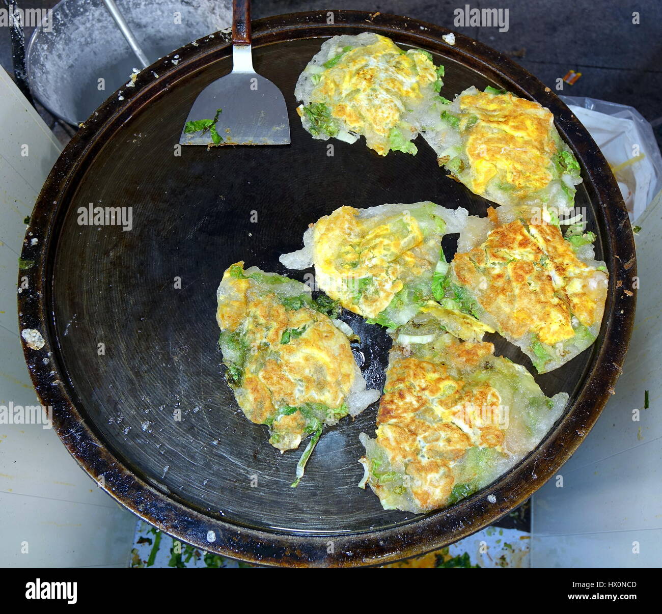 Oyster frittate con verdure fresche sono un popolare Taiwan street food Foto Stock