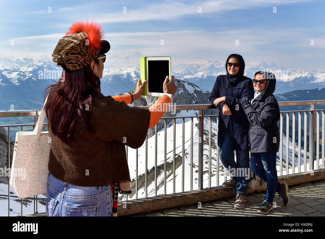 I turisti asiatici, rendendo le foto con la compressa, vista dal Pilatus, Lucerna, Svizzera Foto Stock
