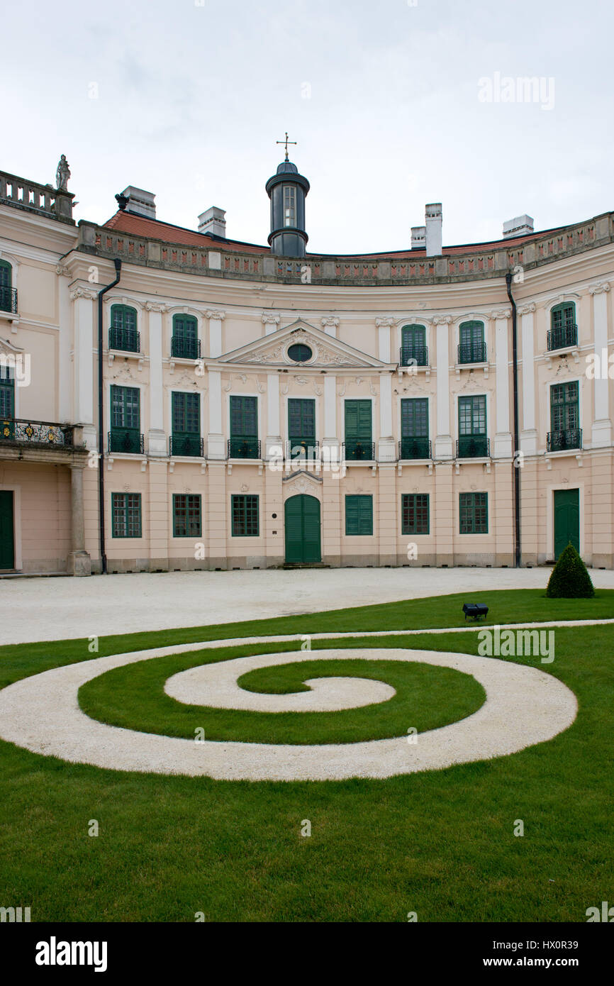 Il Castello Rococò di Esterhazy situato in Fertod, chiamato anche la Versailles ungherese Foto Stock