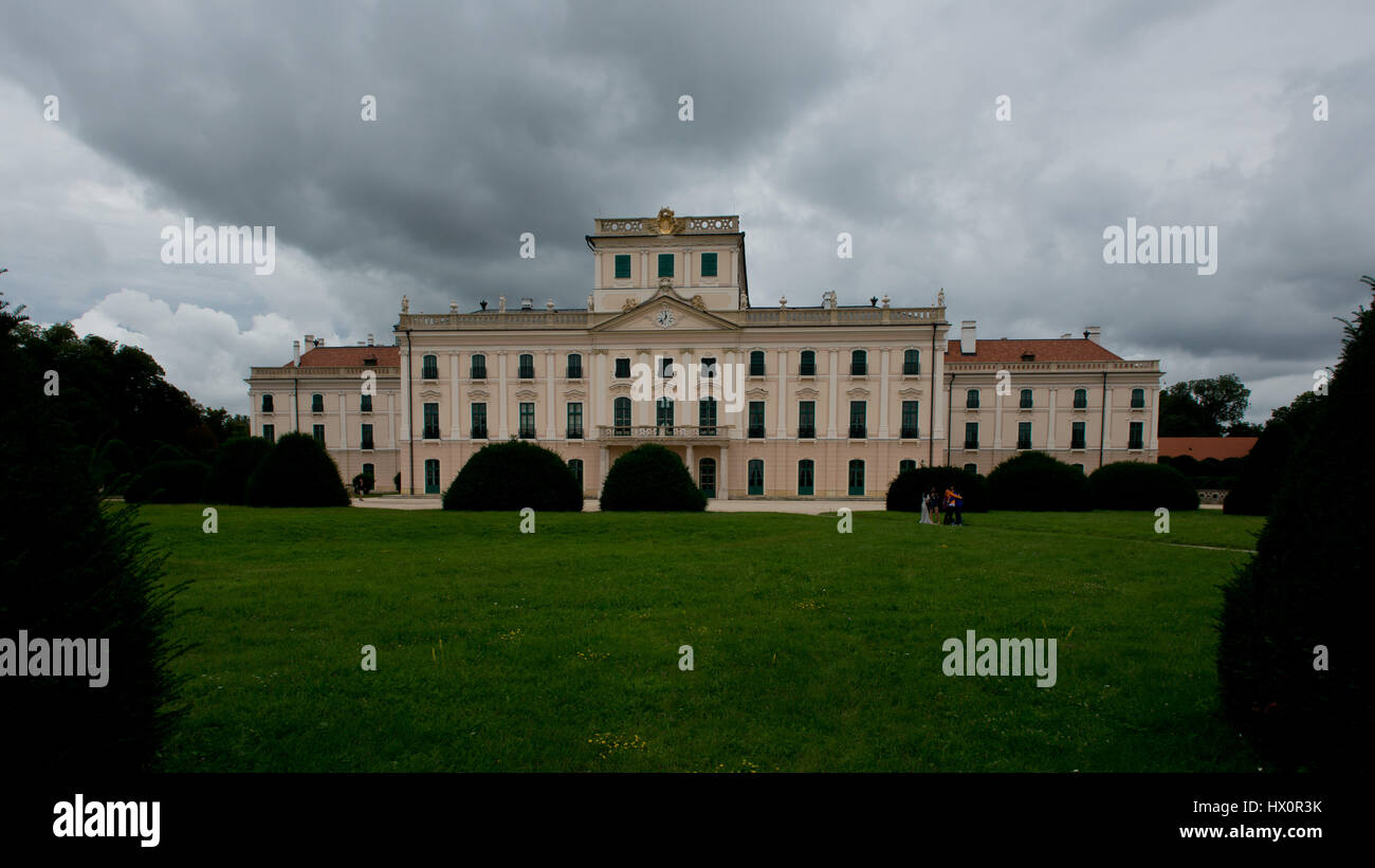 Il Castello Rococò di Esterhazy situato in Fertod, chiamato anche la Versailles ungherese Foto Stock