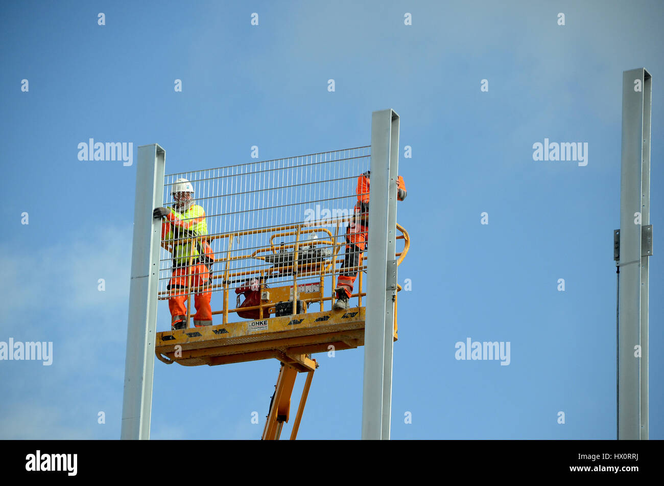Sonderborg, Danimarca - 2 Agosto 2016: due lavoratori sulla piattaforma di un skylift funziona con una costruzione in acciaio. Foto Stock