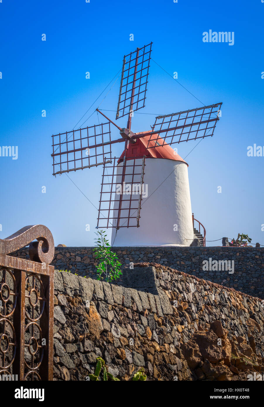 Il mulino a vento che è un punto di riferimento per il Jardin de Cactus sull'isola di Lanzarote Foto Stock
