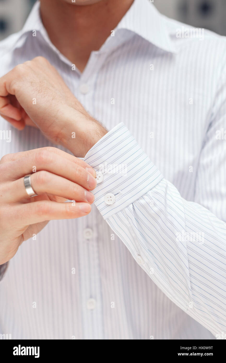 Uomo bracciale pulsanti-link sul francese polsini maniche Foto Stock