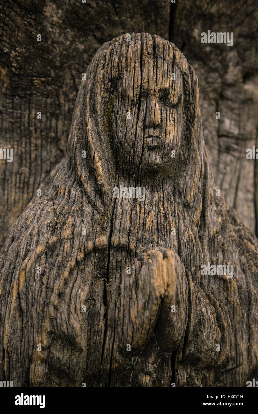 Vergine Maria intagliata sulla antica icona in legno Foto Stock