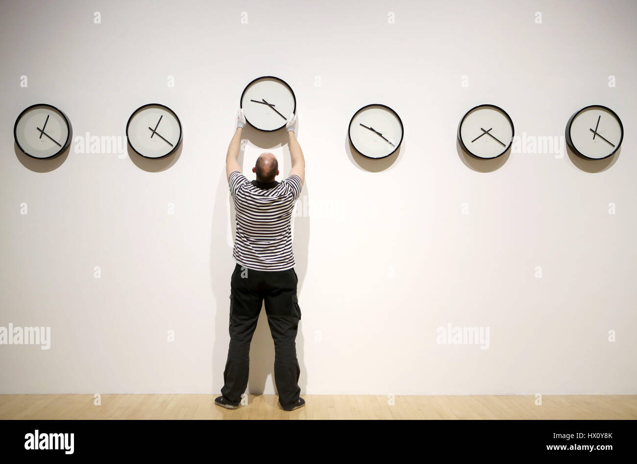 Gallery tecnico Tommy Stuart cambia una serie di nove orologi che indicano il tempo su tutti i pianeti nel nostro sistema solare (inclusa la Terra alla Luna che è parte del 'tra i pali e maree' Exhibition presso l Università di Edimburgo di Talbot Rice Gallery, che durerà fino al 6 maggio. Foto Stock