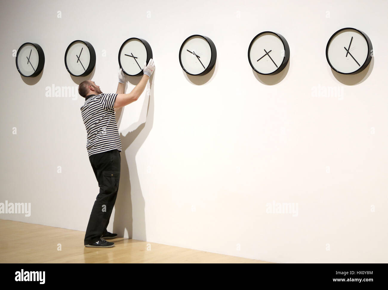 Gallery tecnico Tommy Stuart cambia una serie di nove orologi che indicano il tempo su tutti i pianeti nel nostro sistema solare (inclusa la Terra alla Luna che è parte del 'tra i pali e maree' Exhibition presso l Università di Edimburgo di Talbot Rice Gallery, che durerà fino al 6 maggio. Foto Stock