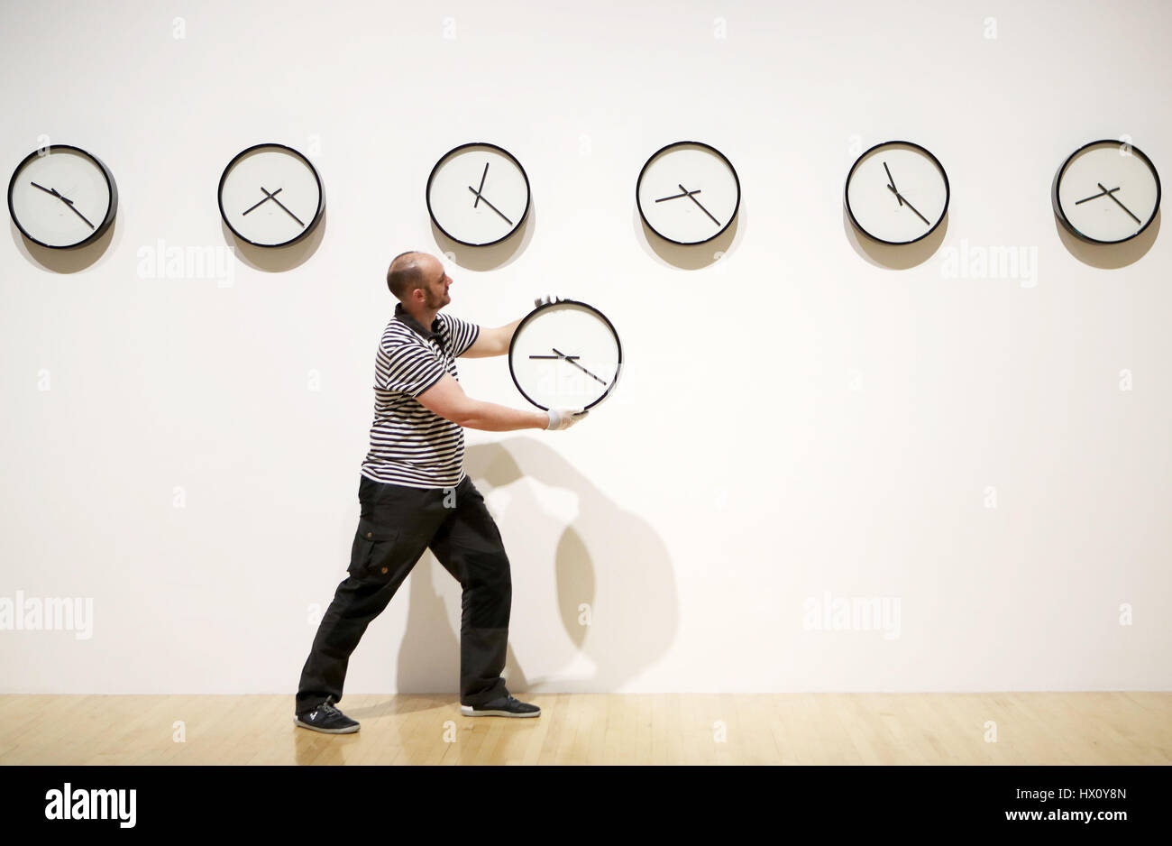 Gallery tecnico Tommy Stuart cambia una serie di nove orologi che indicano il tempo su tutti i pianeti nel nostro sistema solare (inclusa la Terra alla Luna che è parte del 'tra i pali e maree' Exhibition presso l Università di Edimburgo di Talbot Rice Gallery, che durerà fino al 6 maggio. Foto Stock