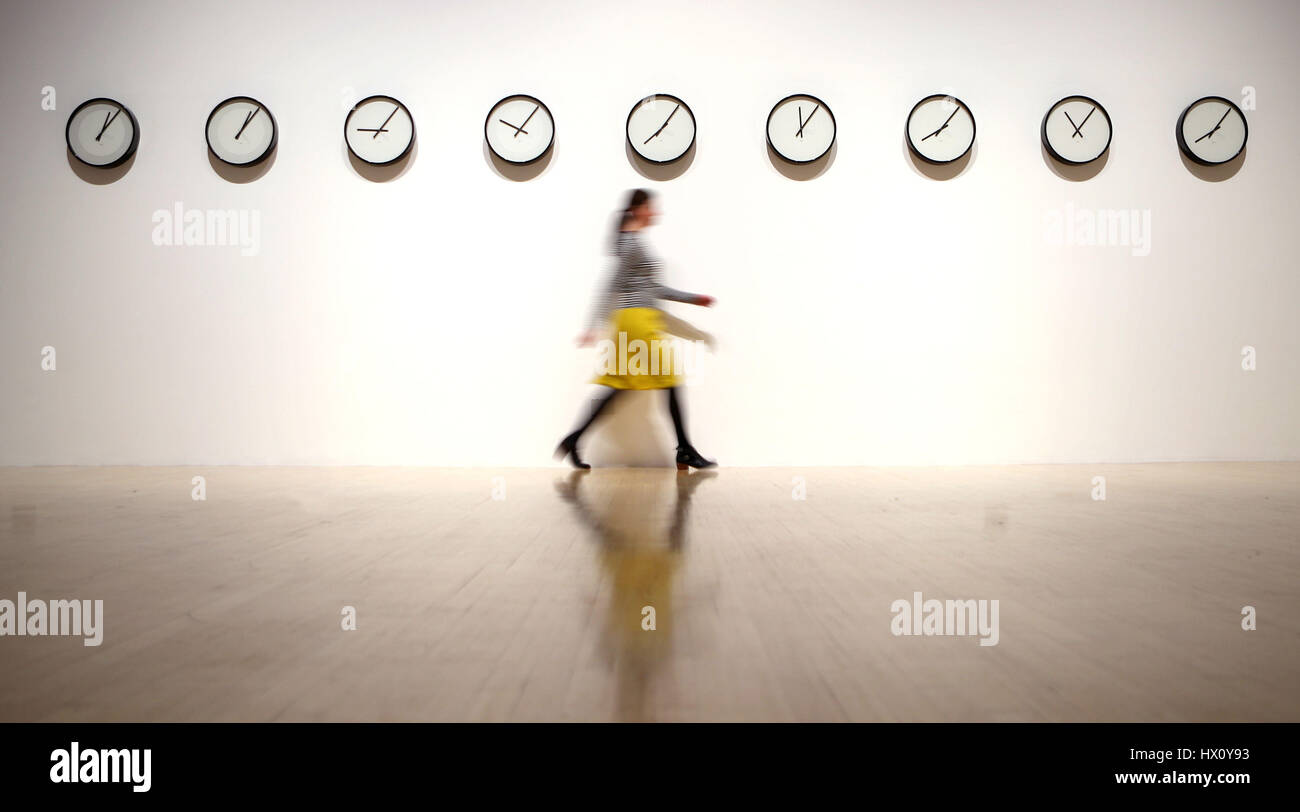 Una serie di nove orologi che indicano il tempo su tutti i pianeti nel nostro sistema solare (inclusa la Terra alla Luna che è parte del 'tra i pali e maree' Exhibition presso l Università di Edimburgo di Talbot Rice Gallery, che durerà fino al 6 maggio. Foto Stock