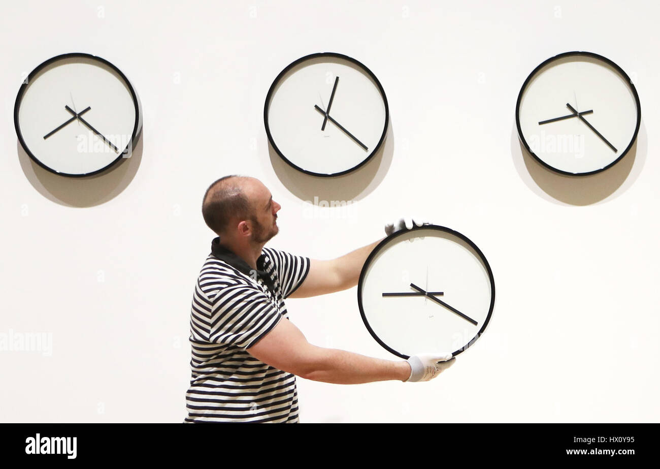 Gallery tecnico Tommy Stuart cambia una serie di nove orologi che indicano il tempo su tutti i pianeti nel nostro sistema solare (inclusa la Terra alla Luna che è parte del 'tra i pali e maree' Exhibition presso l Università di Edimburgo di Talbot Rice Gallery, che durerà fino al 6 maggio. Foto Stock