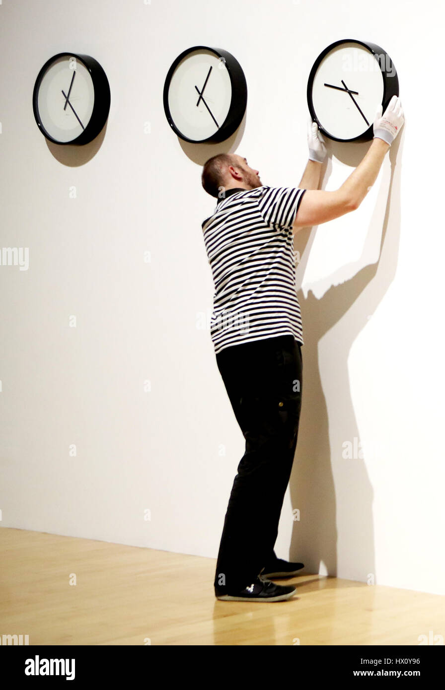 Gallery tecnico Tommy Stuart cambia una serie di nove orologi che indicano il tempo su tutti i pianeti nel nostro sistema solare (inclusa la Terra alla Luna che è parte del 'tra i pali e maree' Exhibition presso l Università di Edimburgo di Talbot Rice Gallery, che durerà fino al 6 maggio. Foto Stock