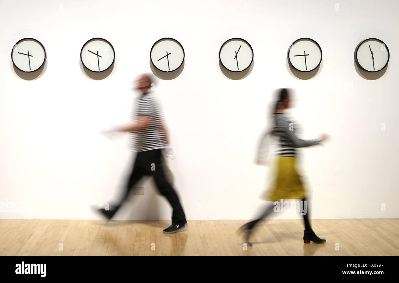 Una serie di nove orologi che indicano il tempo su tutti i pianeti nel nostro sistema solare (inclusa la Terra alla Luna che è parte del 'tra i pali e maree' Exhibition presso l Università di Edimburgo di Talbot Rice Gallery, che durerà fino al 6 maggio. Foto Stock