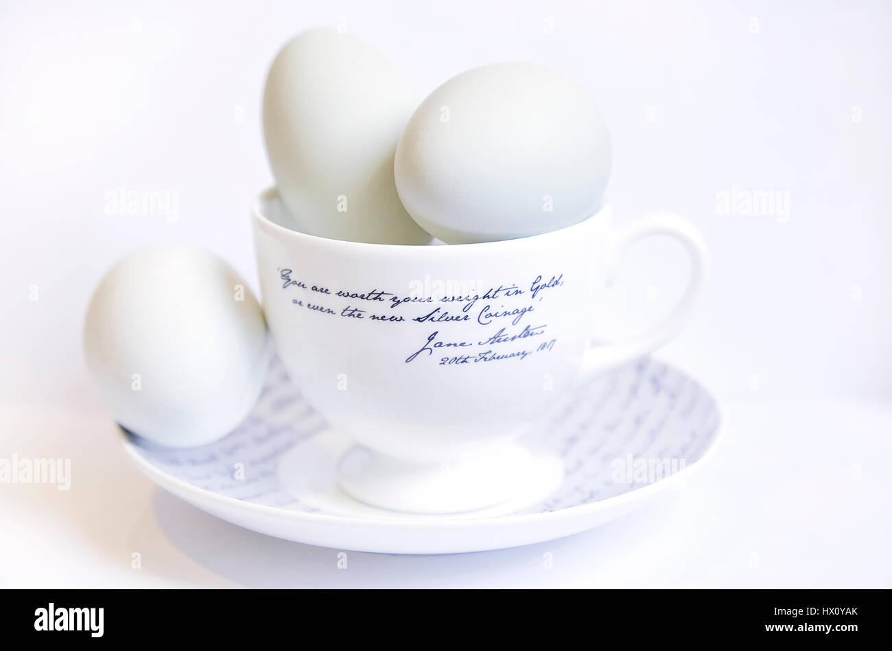 Sagre, religiosi, Pasqua, Studio shot di uova sulla tazza di ceramica e il piattino. Foto Stock