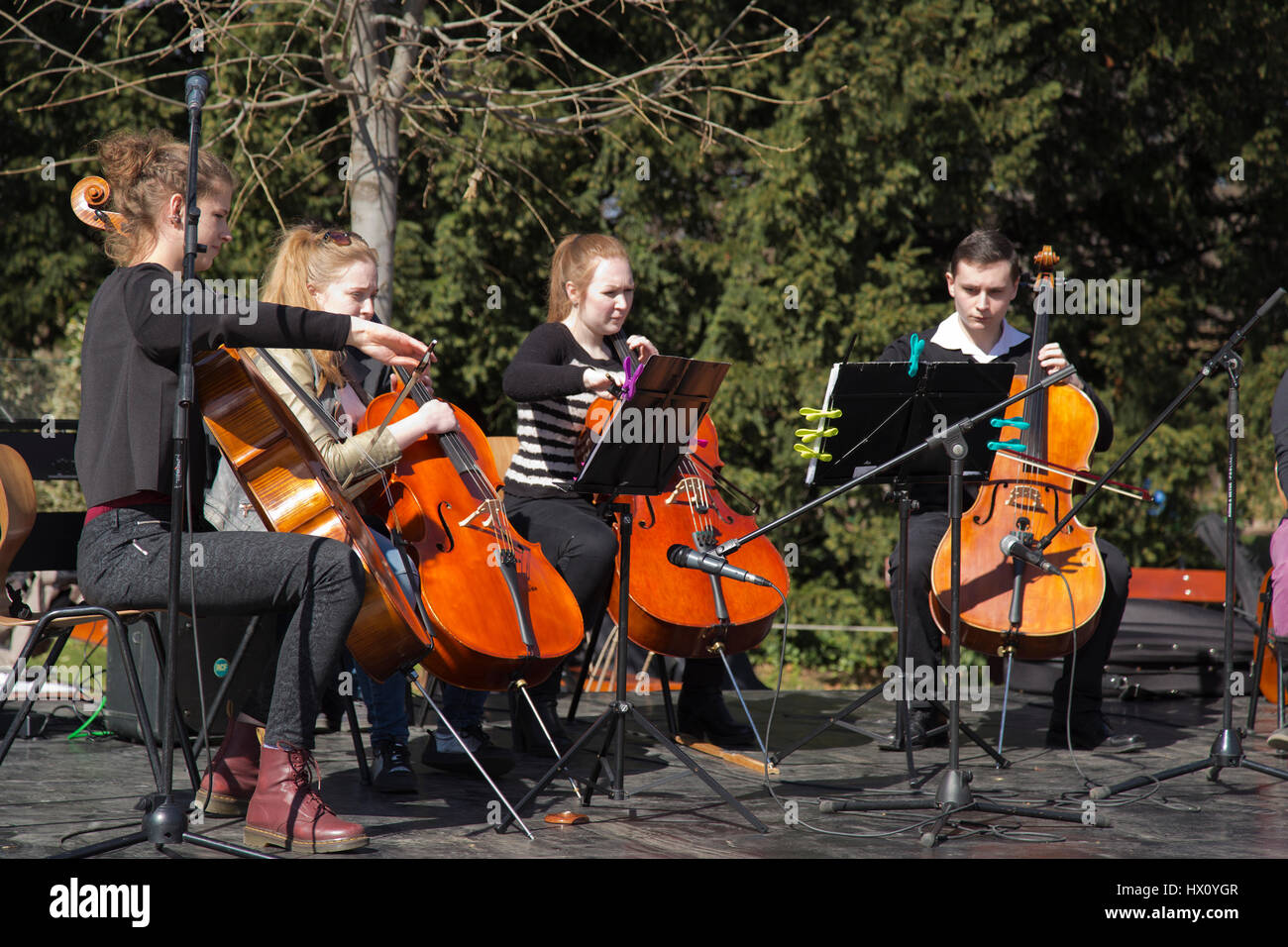 I membri di una gioventù orchestra in Budapest Ungheria Foto Stock