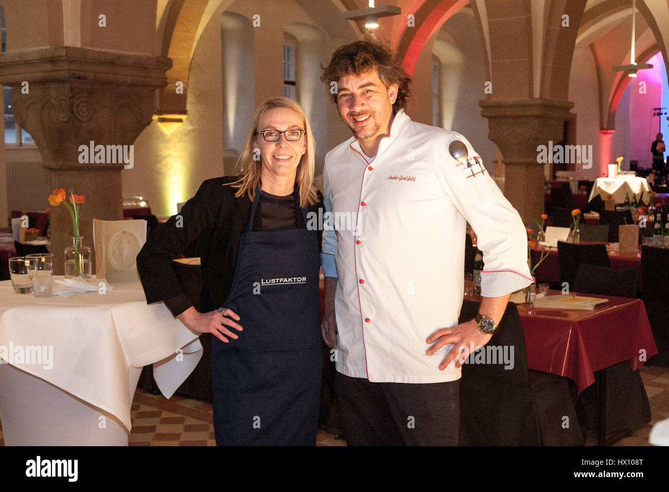 Lo chef stella Michelin Andre Großfeld (Villa Merton a Francoforte) con la scrittrice di cibo Angela Berg Foto Stock