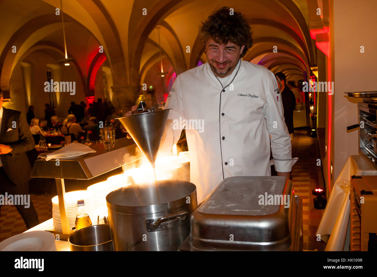 Lo chef stella Michelin Andre Großfeld (Villa Merton a Francoforte) prepara un bouillabaisse Foto Stock