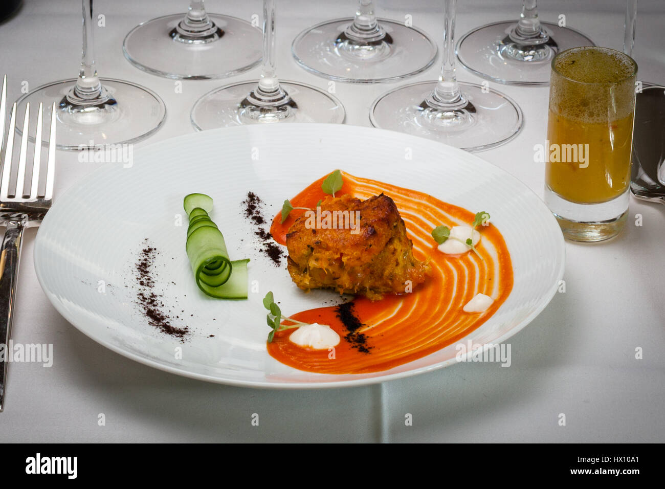 La tikka di pollo di Vineet Bhatia è tenera e delicatamente speziata. Passa attraverso tre diverse marinate durante la preparazione. Piatto gourmet al Rheingau Gourmet Festival di Hattenheim, Eltville am Rhein, Germania Foto Stock