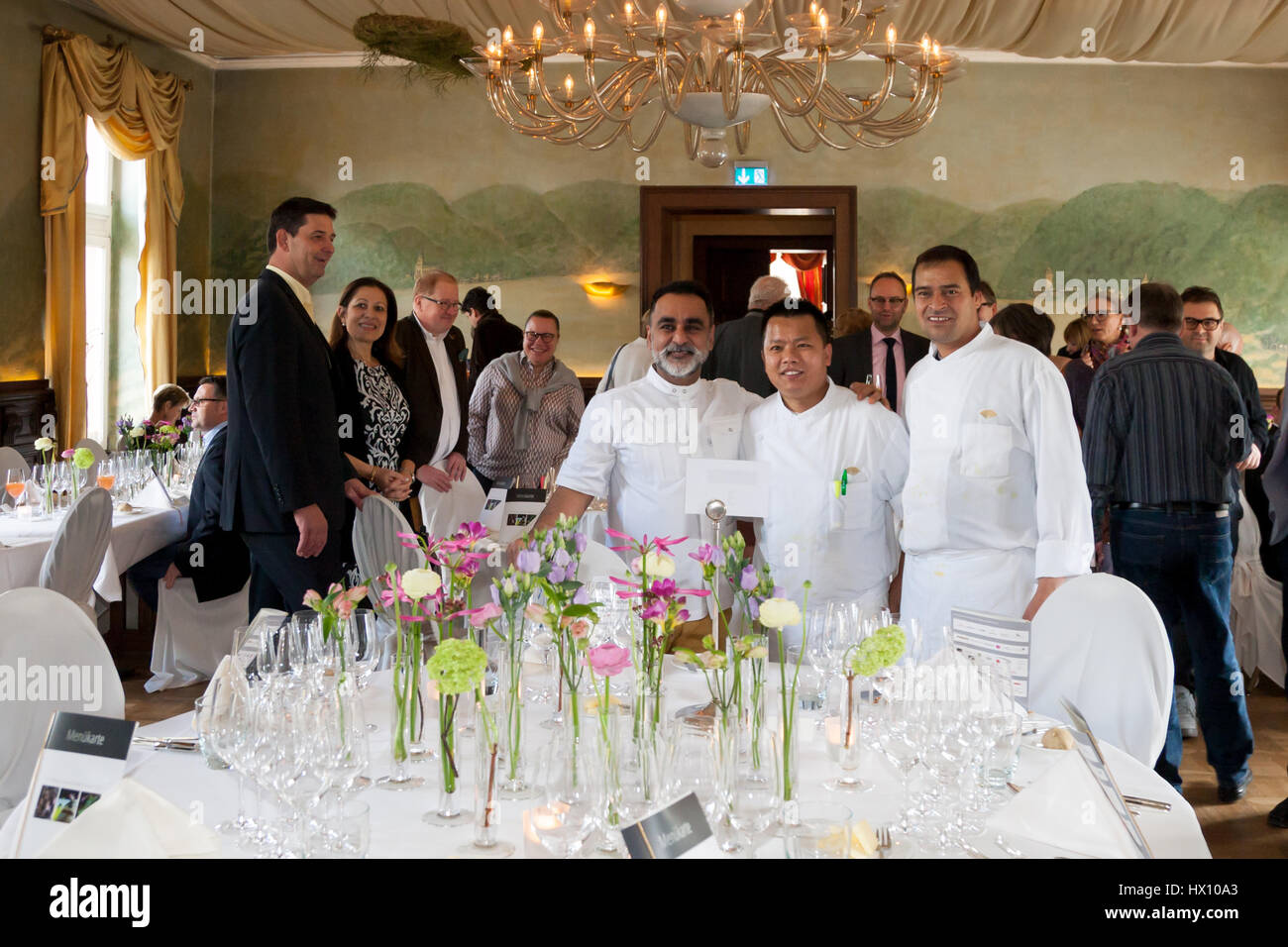 Chef stella Michelin Vineet Bhatia (l.) con equipaggio. Vineet Bhatia, chef stellato Michelin di Londra, e i suoi sous chef nella Rhine Hall poco prima dell'inizio del pranzo di quattro portate. Anche qui sembra molto rilassato Foto Stock