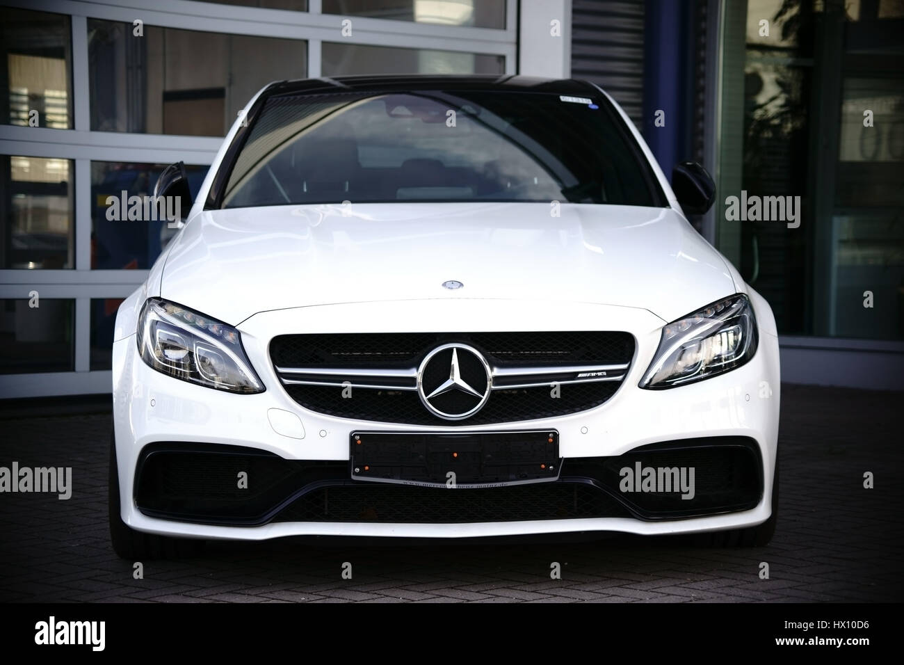 Mainz, Germania - 10 Marzo 2017: la vista frontale di un bianco nuovo di fabbrica V8 Mercedes AMG Biturbo su Marzo 10, 2017 a Mainz. Foto Stock