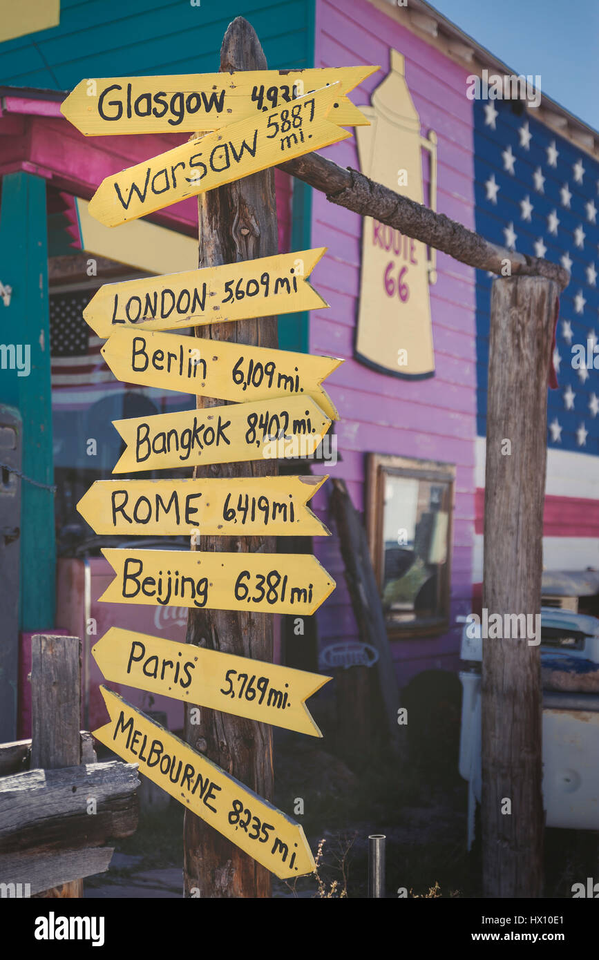 Stati Uniti d'America, Arizona, Seligman, palina con capitali all'Itinerario 66 Foto Stock