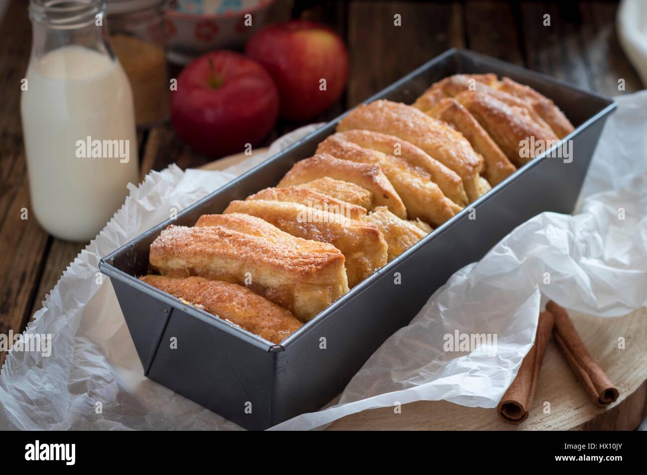 Torta di mele con zucchero alla cannella in teglia Foto Stock