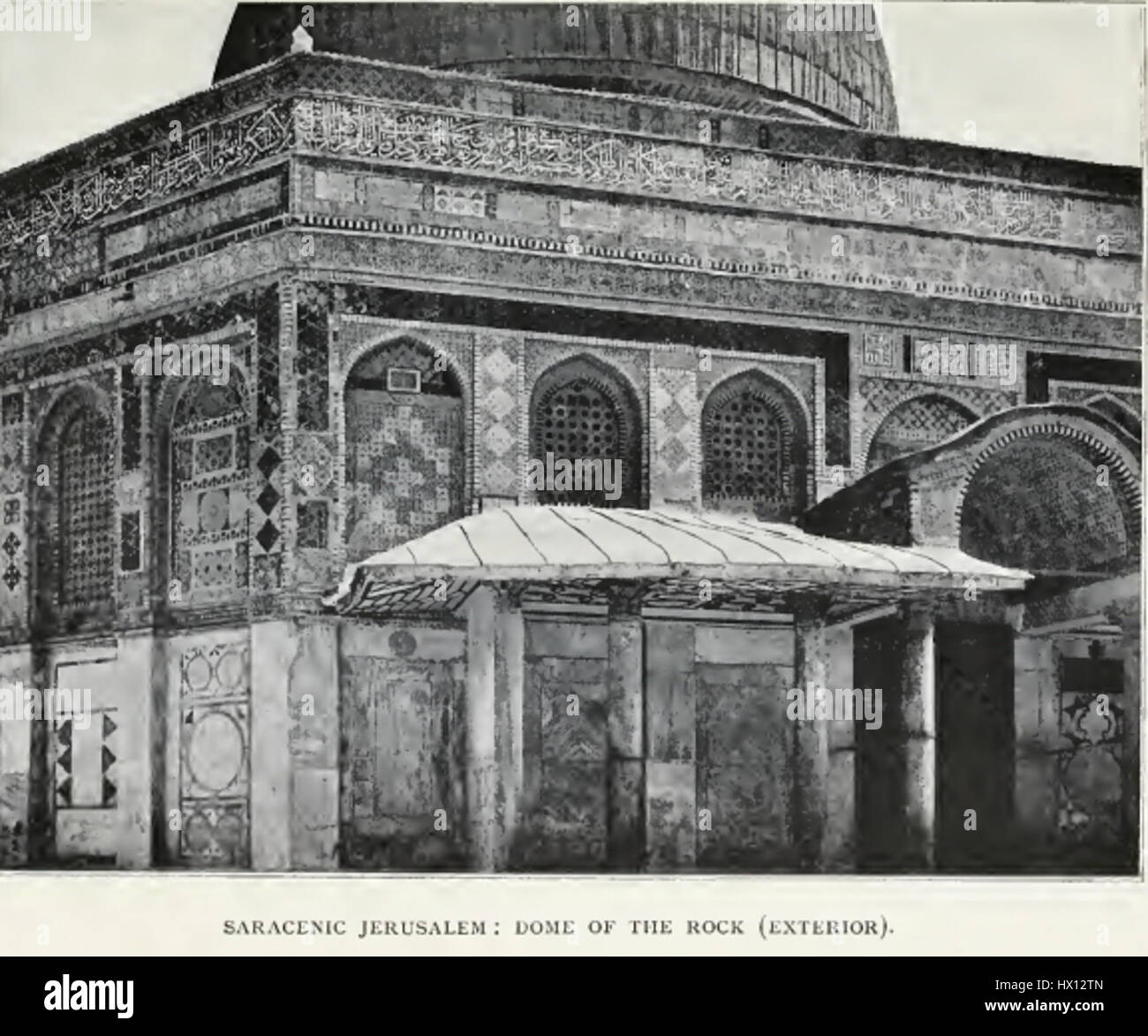 Questa fotografia dell'inizio del XX secolo della Cupola della roccia cattura la bellezza architettonica del santuario islamico di Gerusalemme. L'immagine mette in risalto la sua caratteristica cupola dorata e il suo complesso design, che rappresenta un importante simbolo del patrimonio religioso e culturale. Foto Stock