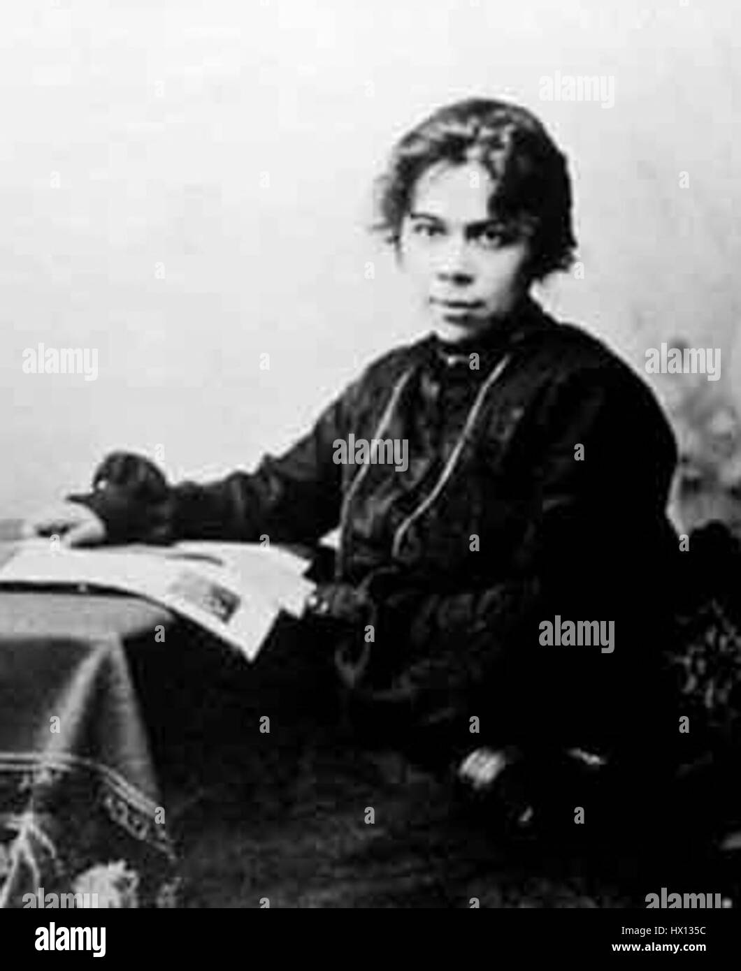 Ekaterina Guro era un'artista russa di spicco nota per le sue opere in stile Art Nouveau. I suoi dipinti spesso presentavano linee delicate, colori vivaci e temi ispirati alla natura. Foto Stock