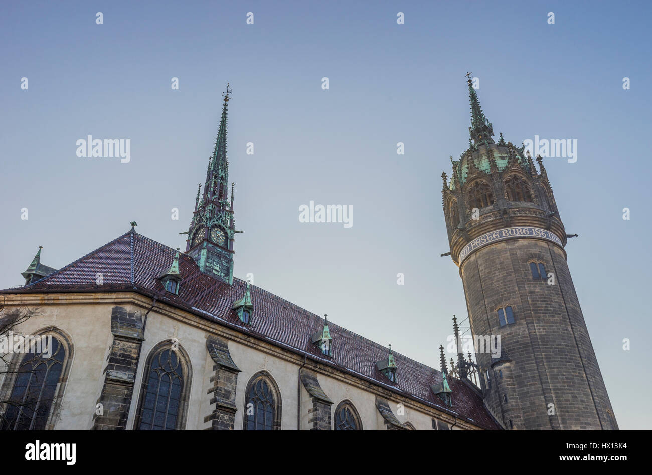 Germania, Lutherstadt Wittenberg, vista al castello chiesa dal basso Foto Stock