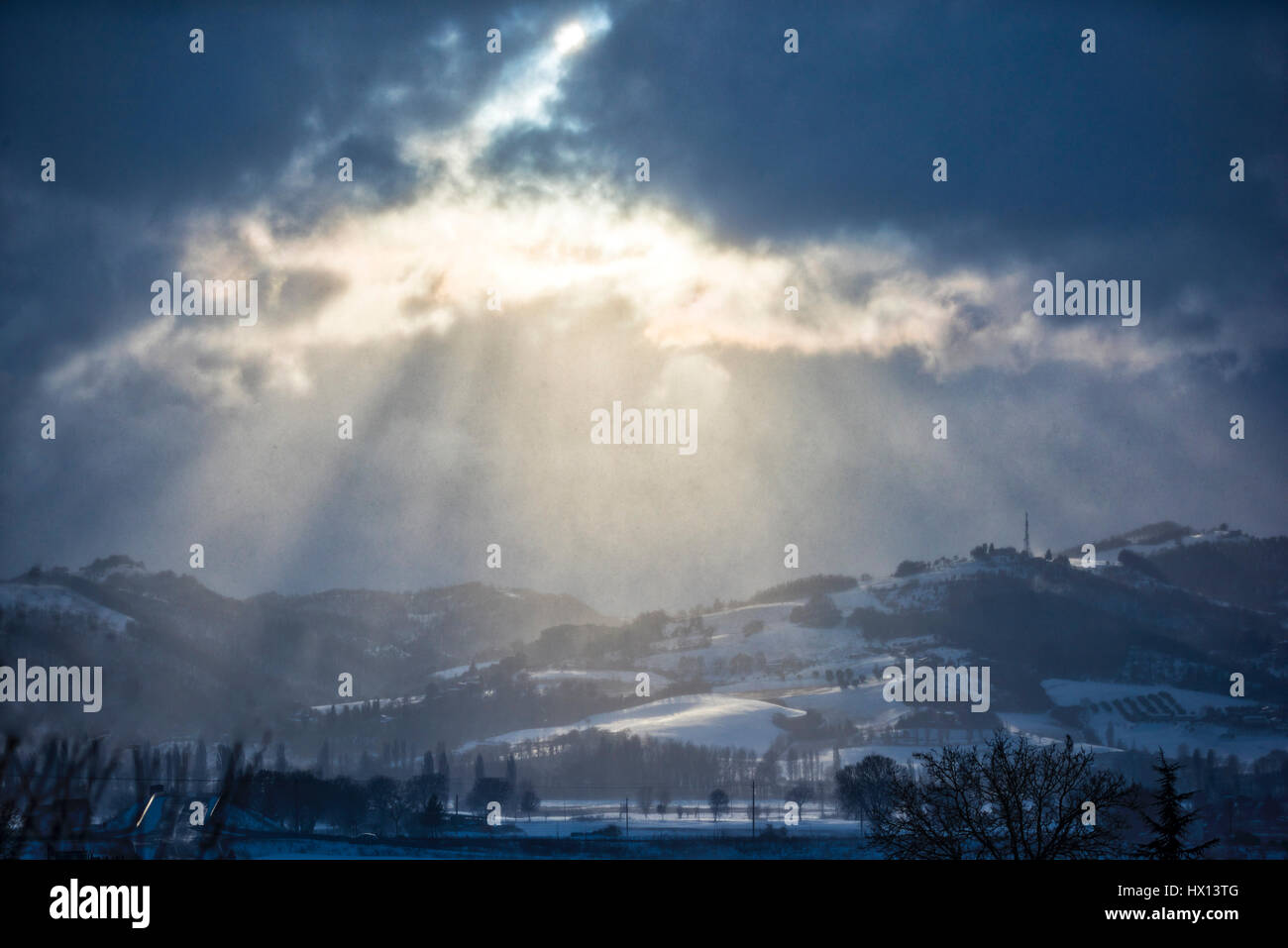 L'Italia, l'Umbria, Appennini, raggi di luce dopo una tempesta Foto Stock