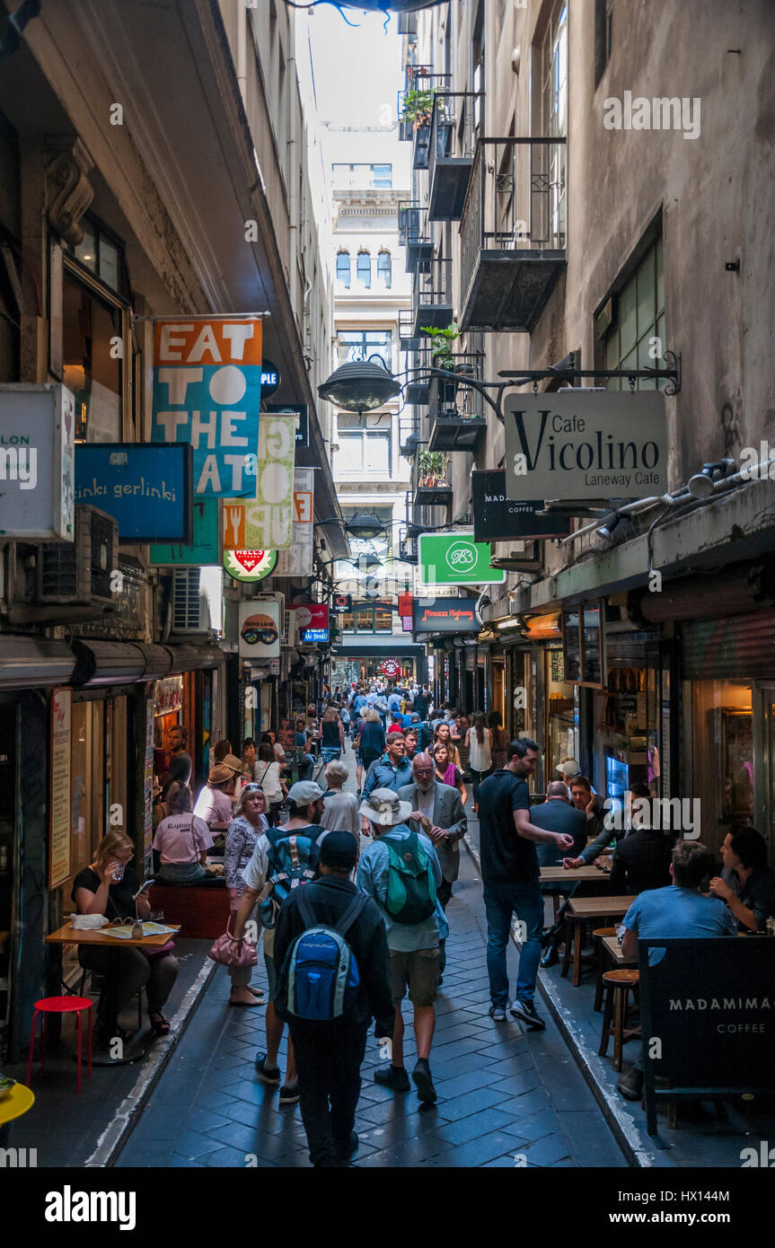 Degraves Street, uno stretto vicolo allineato con i caffè in Melbourne CBD Foto Stock