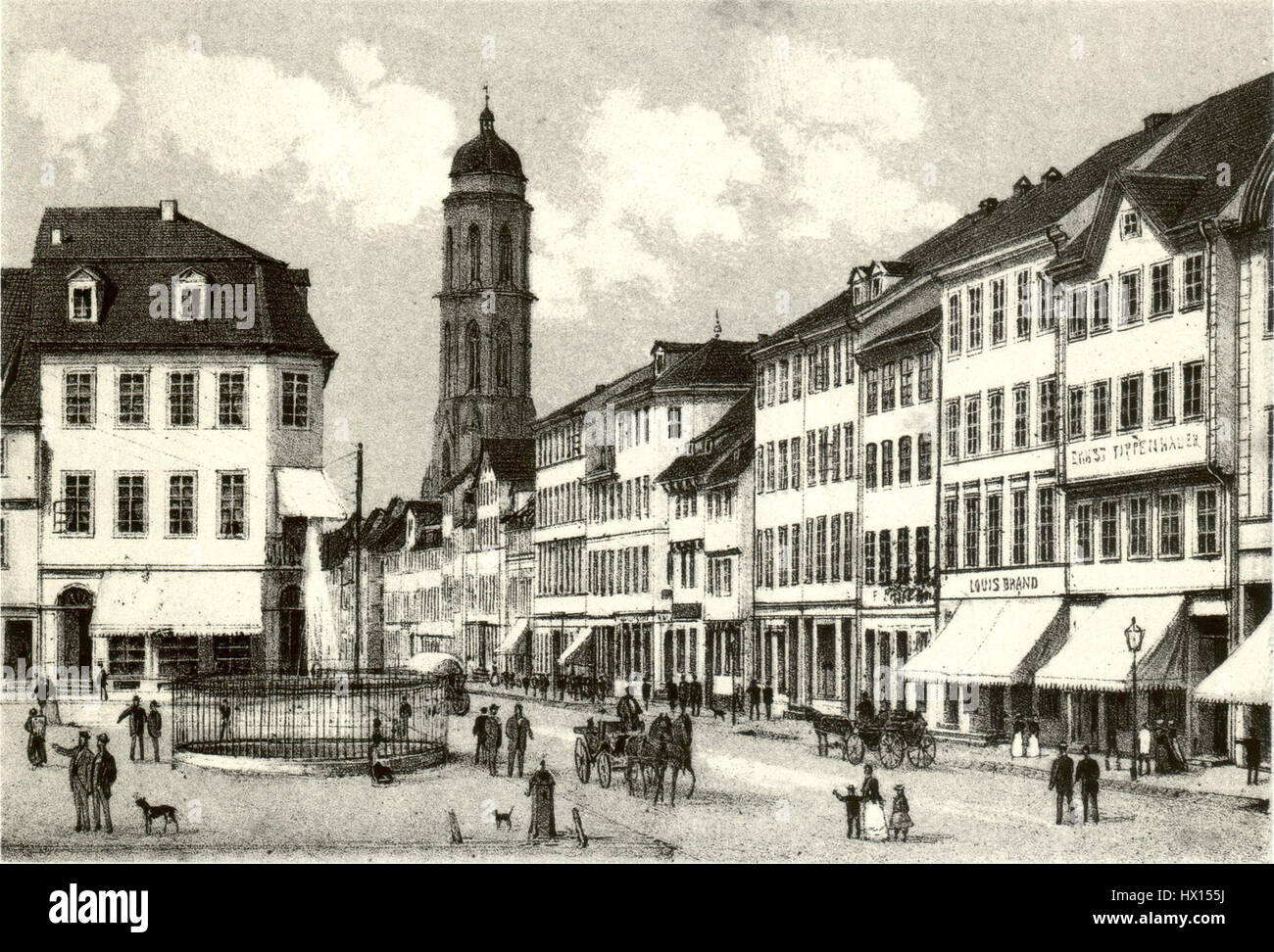 La foto del Markt Weender Strasse di Göttingen cattura la vivace scena di strada di questa storica città tedesca, famosa per la sua università e gli edifici medievali. Quest'area rappresenta il cuore della vita urbana e della storia culturale di Göttingen. Foto Stock