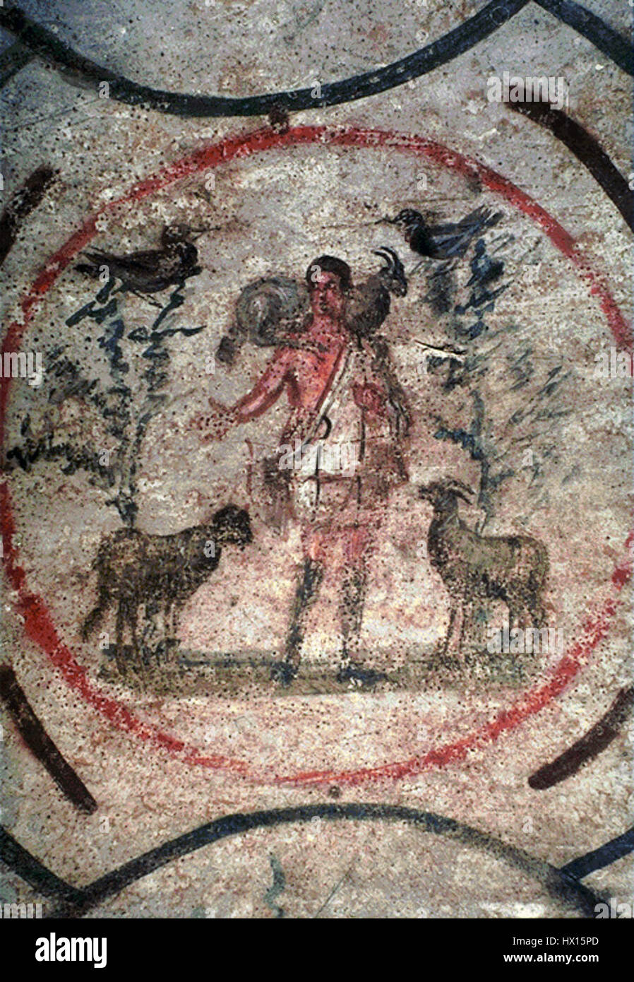 L'immagine del "buon Pastore" è un simbolo cristiano iconico che raffigura Gesù Cristo come pastore, che guida e protegge il suo gregge. Questa rappresentazione mette in evidenza temi di cura, guida e compassione all'interno degli insegnamenti cristiani, spesso visti nell'arte e nell'iconografia paleocristiana. Foto Stock