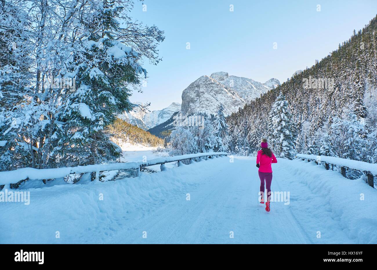 Austria, Tirolo, Karwendel, Valle Riss, donna jogging in inverno Foto Stock
