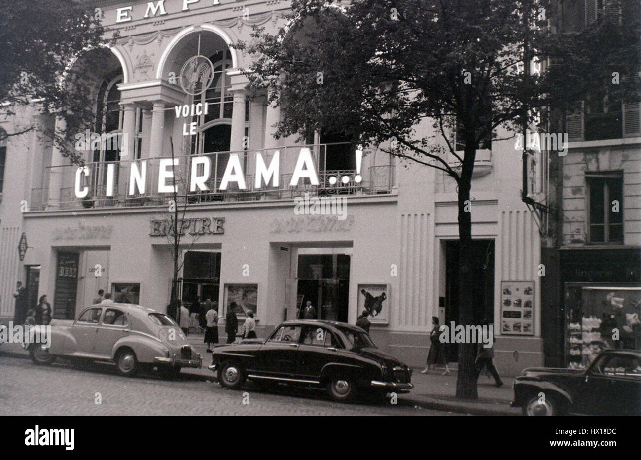 "Empire 1955" può riferirsi a uno specifico momento culturale, artistico o storico del 1955, che cattura eventi globali significativi, tendenze o cambiamenti nei paesaggi politici, sociali o artistici. Foto Stock