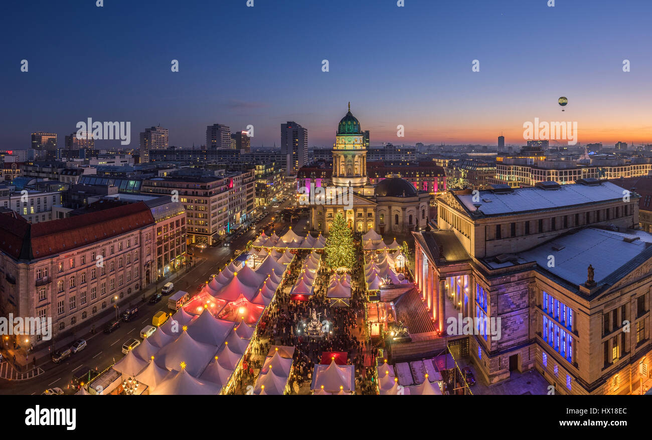 Germania, Berlino, mercatino di Natale in piazza Gendarmenmarkt di sera Foto Stock