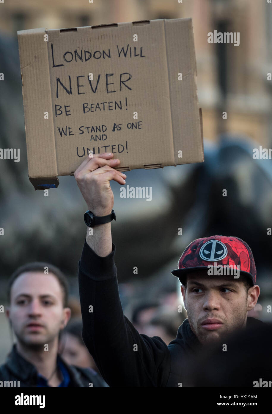 Londra, Regno Unito. 23 marzo, 2017. La folla si radunano in Trafalgar Square per una candela accesa veglia e un minuto di silenzio in memoria delle vittime del terrore attacco su XXII Marzo 2017 in Westminster quale rivendicato quattro vite comprendente un Metropolitan police officer, PC Keith Palmer. © Guy Corbishley/Alamy Live News Foto Stock