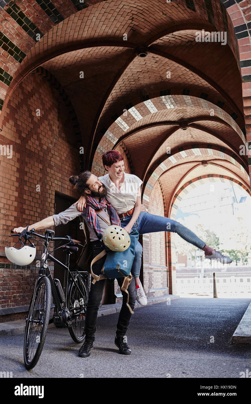 Coppia felice con bicicletta elettrica Foto Stock
