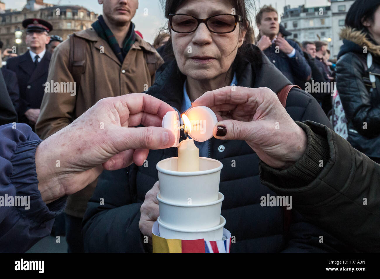 Londra, Regno Unito. 23 marzo, 2017. La folla si radunano in Trafalgar Square per una candela accesa veglia e un minuto di silenzio in memoria delle vittime del terrore attacco su XXII Marzo 2017 in Westminster quale rivendicato quattro vite comprendente un Metropolitan police officer, PC Keith Palmer. © Guy Corbishley/Alamy Live News Foto Stock