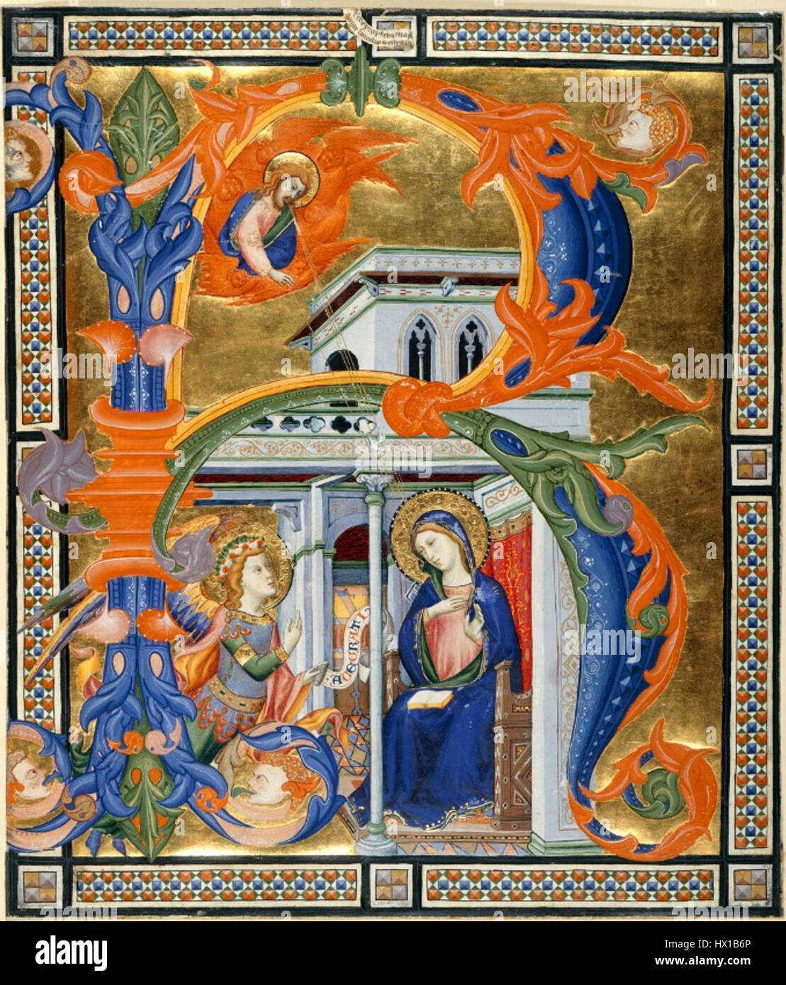 Il "graduale da Santa Maria degli Angeli", attribuito a Don Silvestro dei Gherarducci, è un manoscritto splendidamente illuminato. Folio 60 raffigura l'Annunciazione in una "R" iniziale riccamente decorata, che esemplifica l'elaborata arte dell'illuminazione manoscritta nel XIV secolo. Questa opera è conservata nella British Library, che mostra la grandezza dell'arte religiosa medievale. Foto Stock