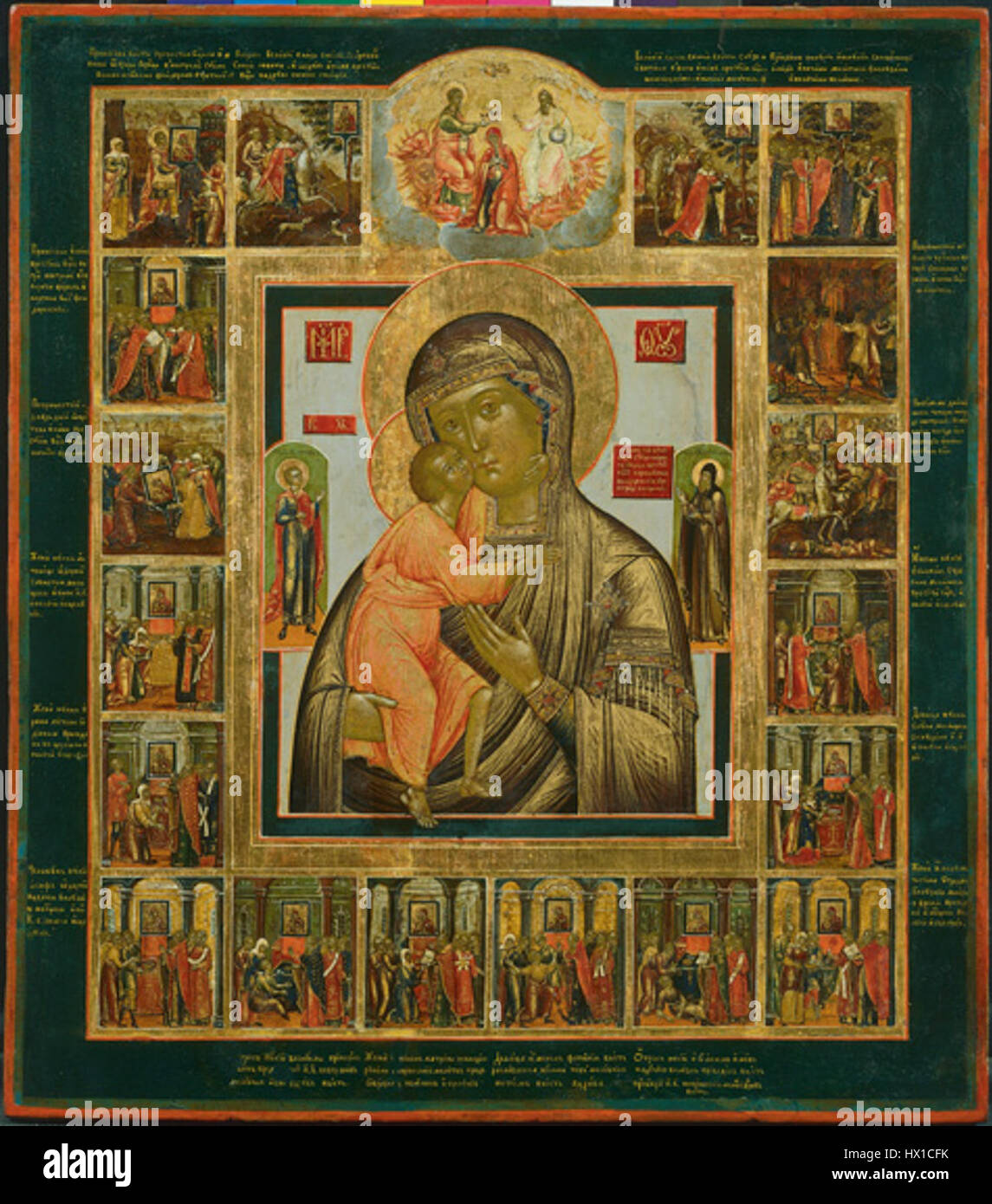 L'icona di Feodorovskaya con la narrazione raffigura una famosa immagine religiosa russa della Vergine Maria, tipicamente associata alla protezione spirituale e ai miracoli. L'icona presenta un intricato simbolismo religioso ed è una parte importante della tradizione ortodossa russa. Foto Stock