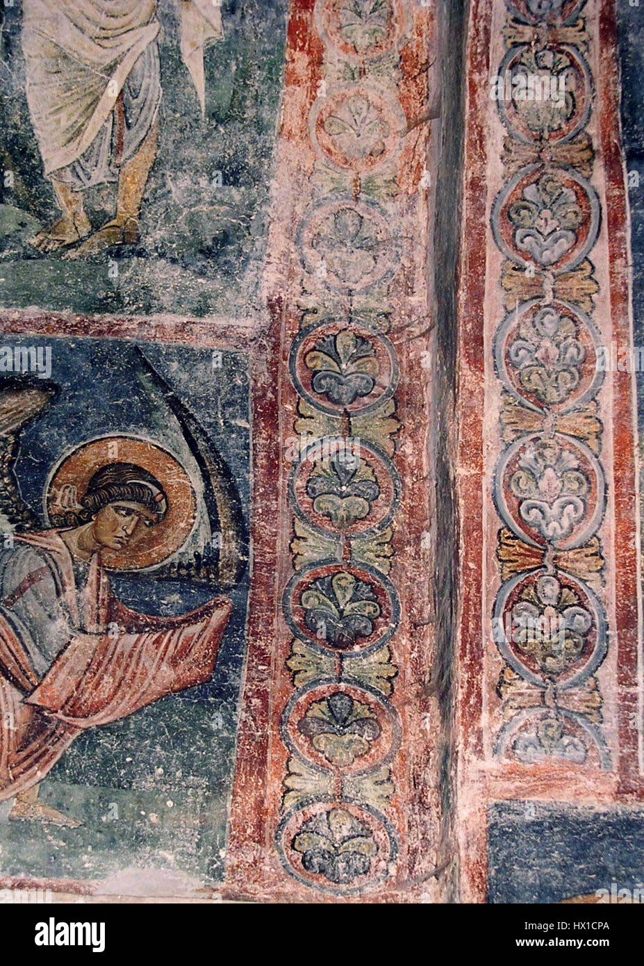 Gli affreschi della chiesa di Santa Sofia di Ocrida sono famosi per la loro vibrante arte bizantina e le raffigurazioni religiose. Queste opere d'arte risalgono all'XI secolo e offrono una preziosa visione dell'iconografia cristiana ortodossa e dell'arte. Foto Stock