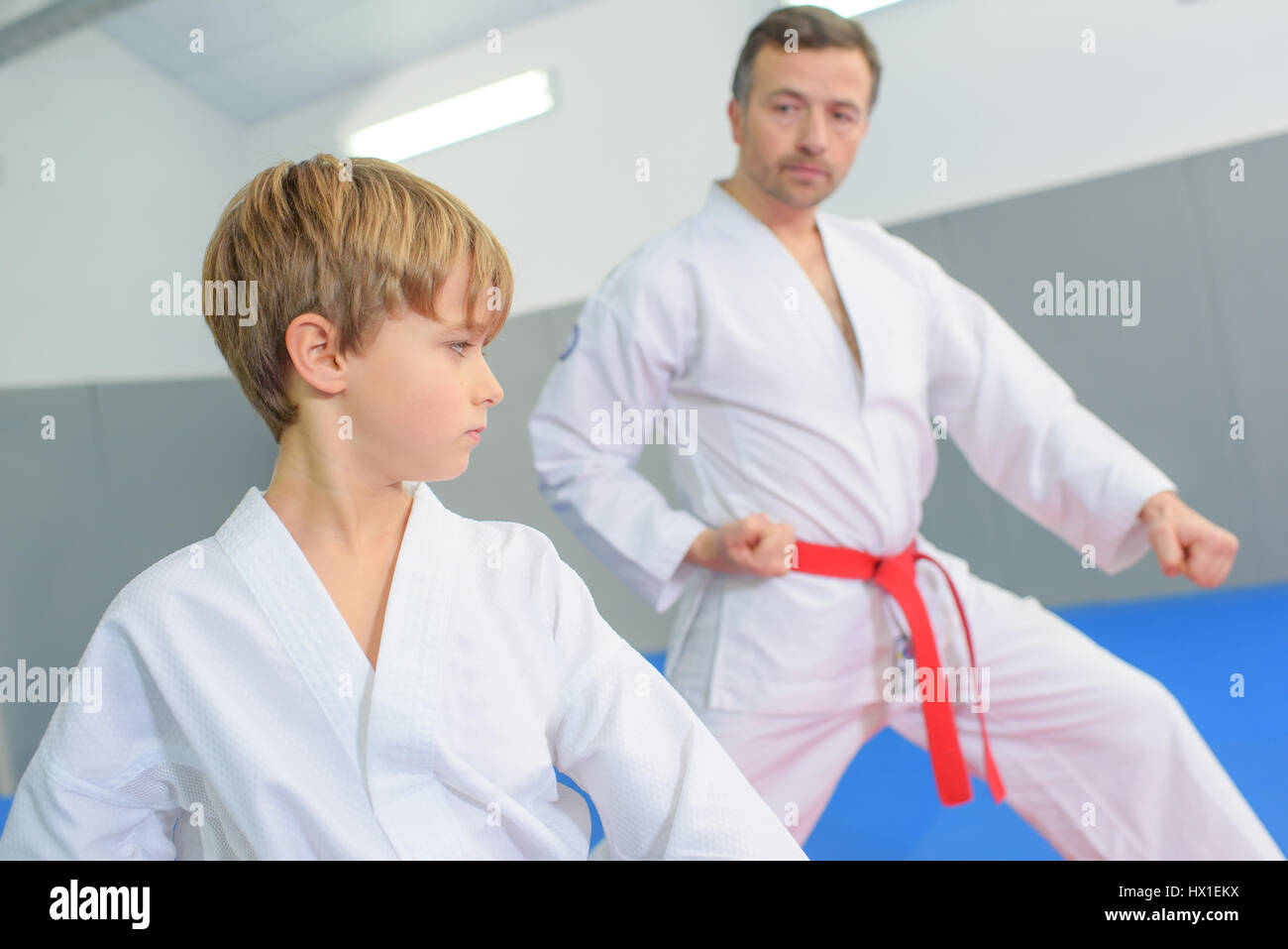 Little Boy in una lezione di karate Foto Stock