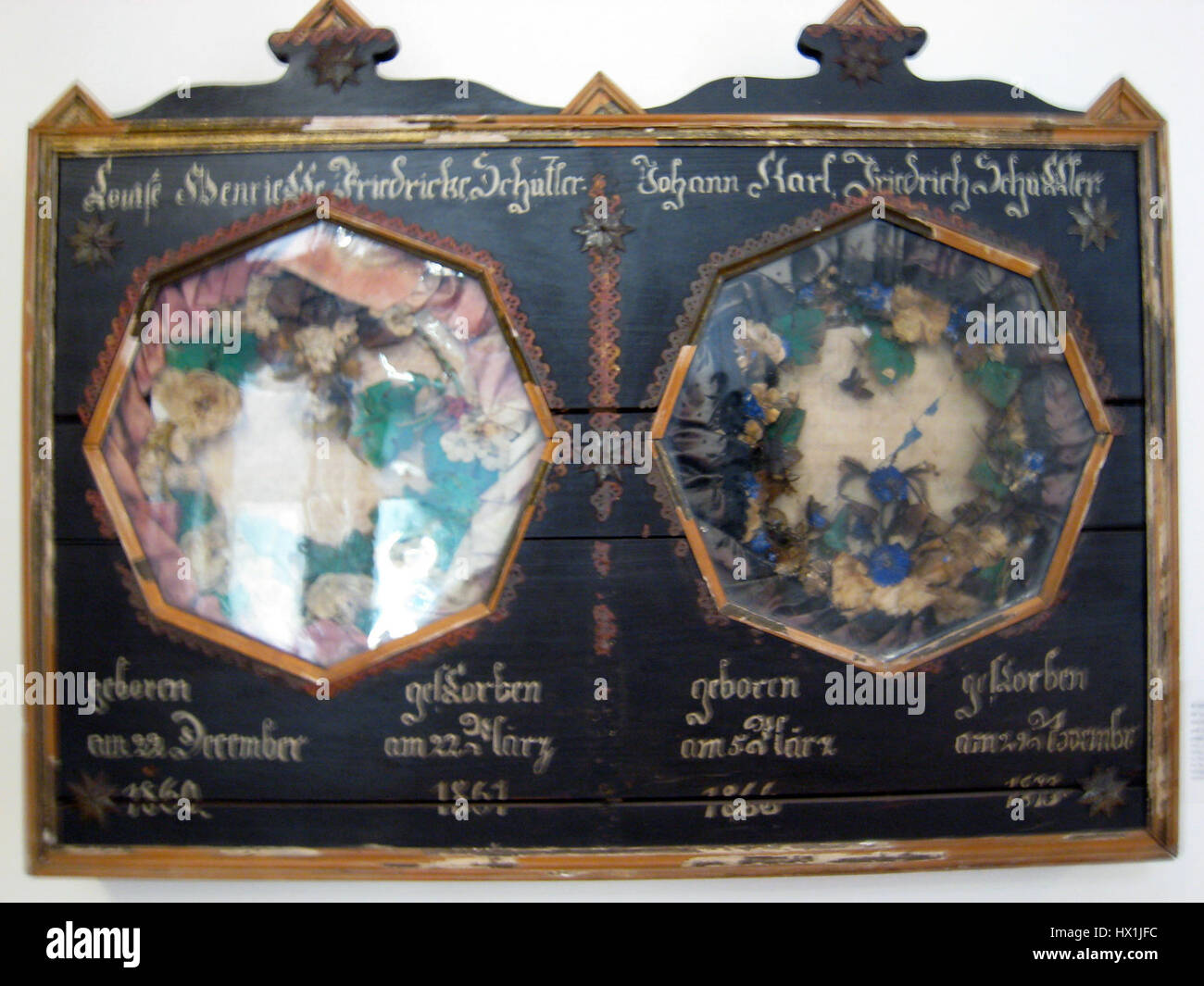 Questa scatola funeraria, risalente al 1800, è stata utilizzata per conservare composizioni floreali per i funerali. La scatola riflette le tradizioni funebri del XIX secolo e l'uso di contenitori ornati nelle usanze di sepoltura. Foto Stock