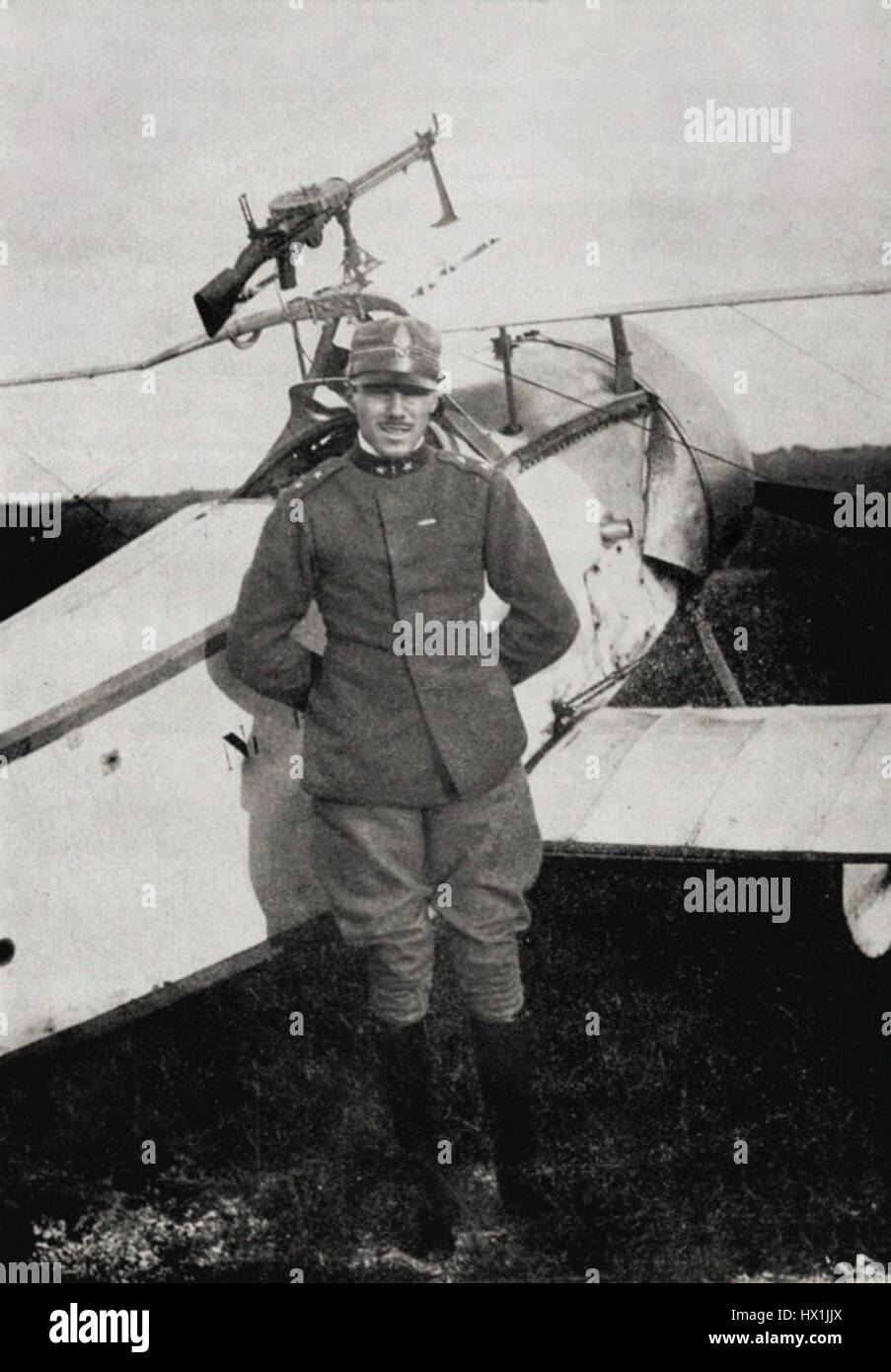 Francesco Baracca fu un asso dell'aviazione italiano durante la prima guerra mondiale, noto per le sue notevoli abilità e le numerose vittorie aeree. La sua eredità è celebrata come simbolo di coraggio e patriottismo in Italia. Foto Stock