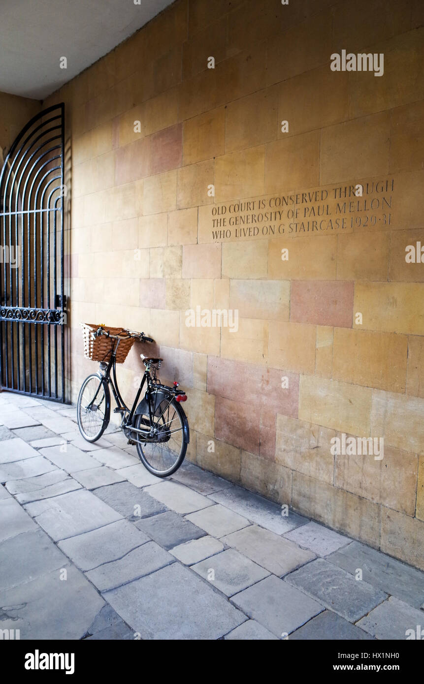 Studente di Cambridge Bike - una bici si trova in un passaggio in Clare College, parte dell'Università di Cambridge, UK. Foto Stock
