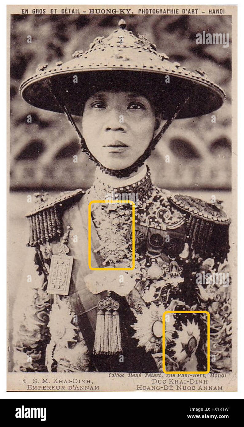 L'ordine al merito vietnamita è raffigurato su un ritratto dell'imperatore Khai Dinh, simboleggiando la sua leadership e il suo contributo al Vietnam. L'ordine rappresenta il suo ruolo significativo nel plasmare la storia e il governo del paese durante il suo regno. Foto Stock