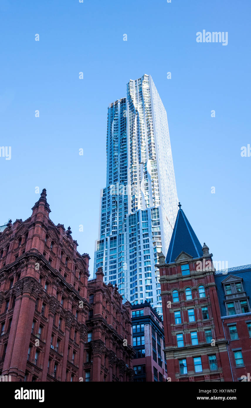 8 Spruce Street, un ultra-moderno grattacielo dietro i vecchi edifici tradizionali di New York il Quartiere Finanziario Foto Stock